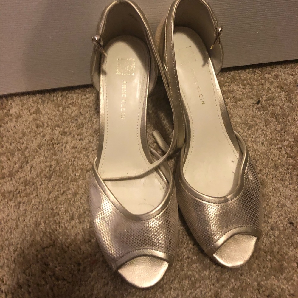 Gold peep-toe heel
